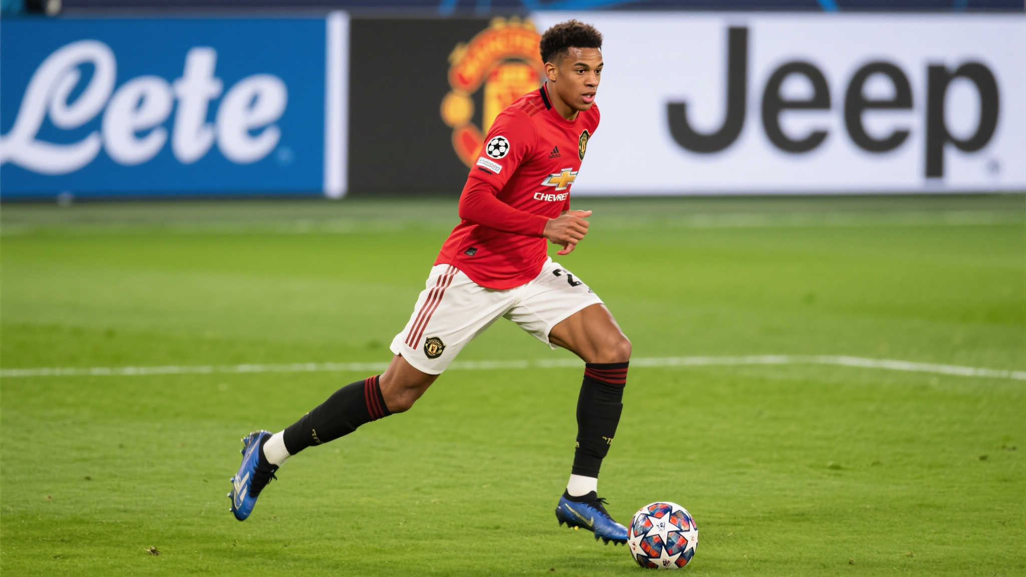 近年来，桑乔在德甲大放异彩之后加盟曼联，但未能完全